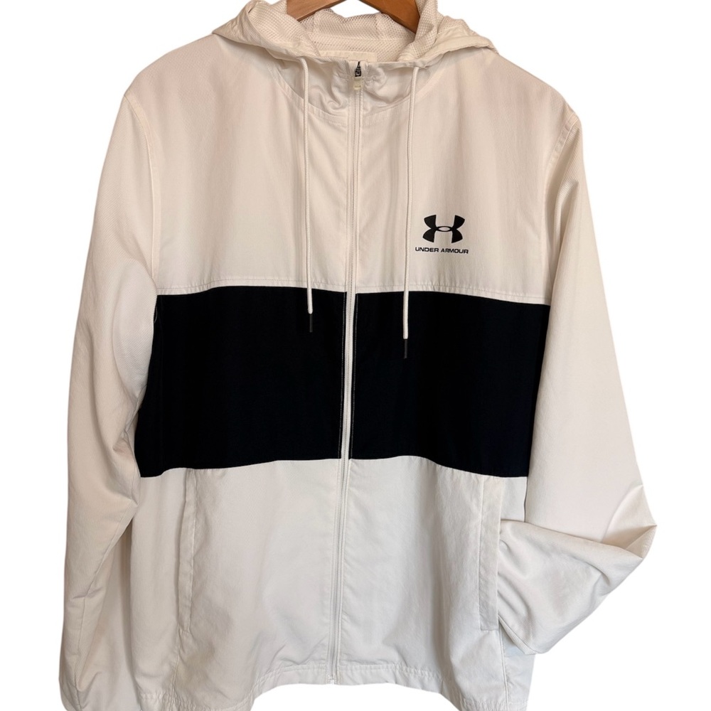 Under Armour Hooded Wind Jacket. Size L